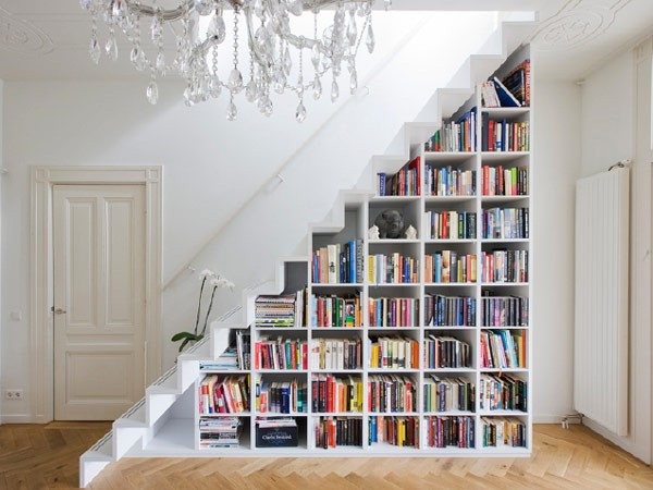 Tận dụng gầm cầu thang làm giá đựng sách